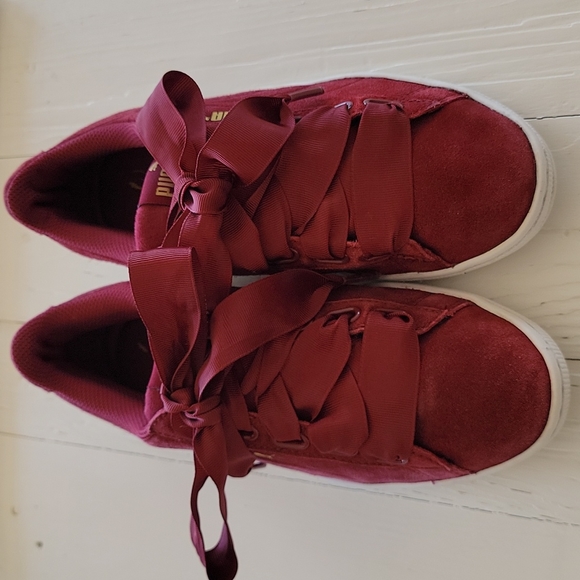Puma Shoes - Sz 8 Puma Soft Foam Suede Sneakers